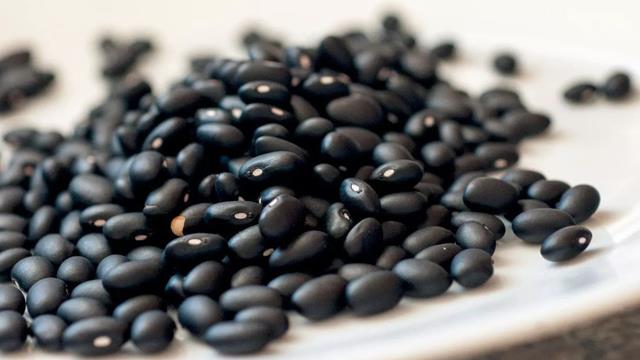 The difference between black beans and cowpeas