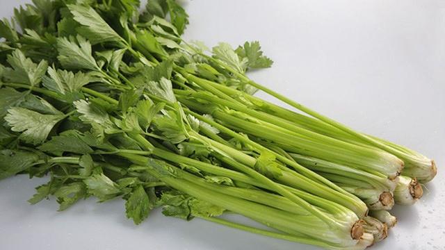 The difference between parsley and celery