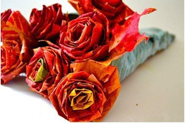 How to use maple leaves to make rose flower arrangements