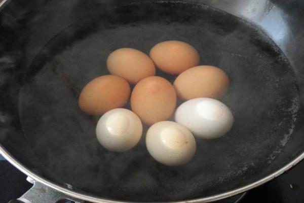 How to water flowers with boiled egg water